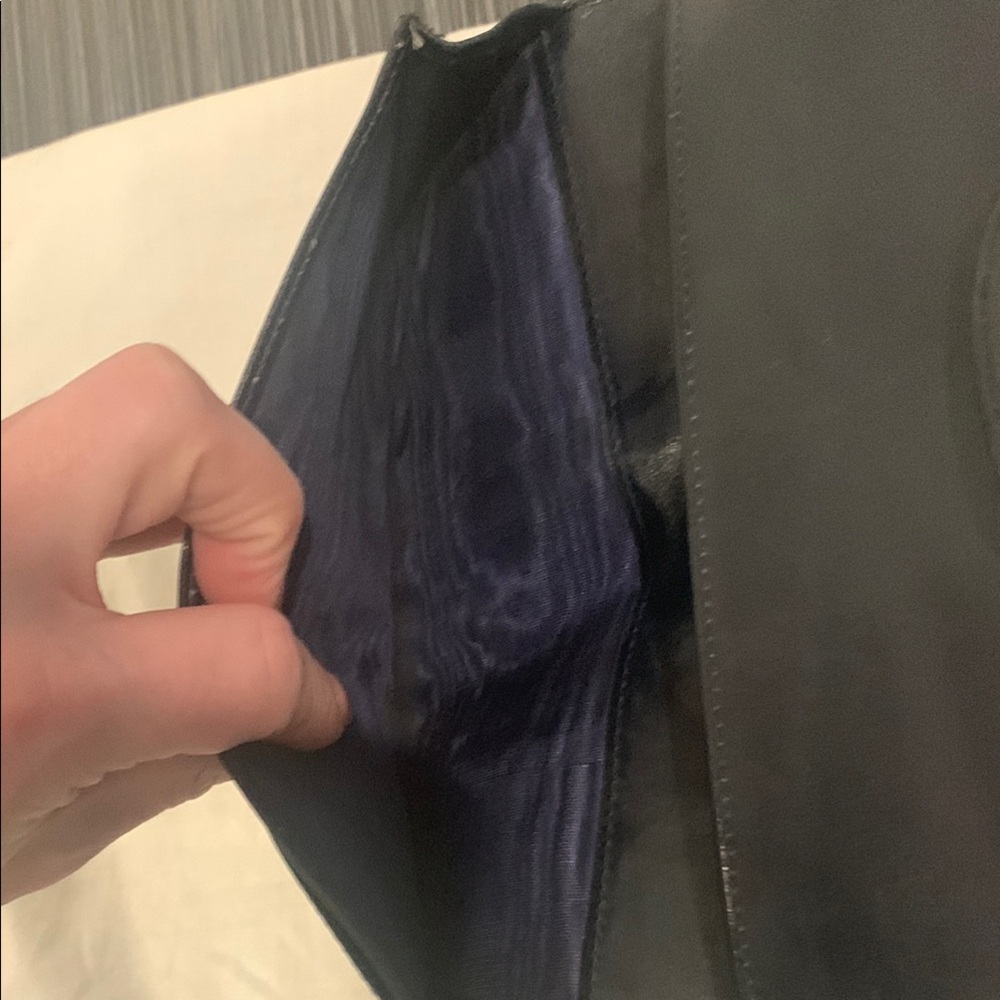 Gucci Black and Red Wallet with Iconic Design - Picture 4 of 7